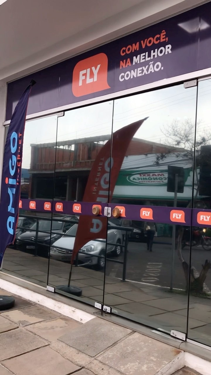 Película comercial aplicada em fachada de loja