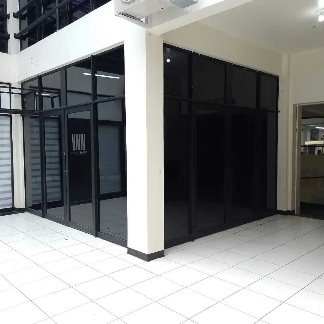 Película comercial em loja com acabamento premium