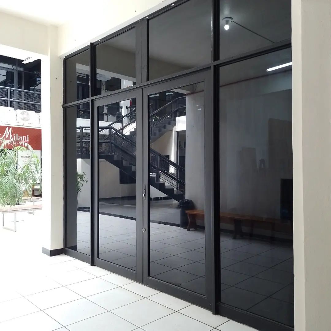 Película comercial escura em portas de vidro