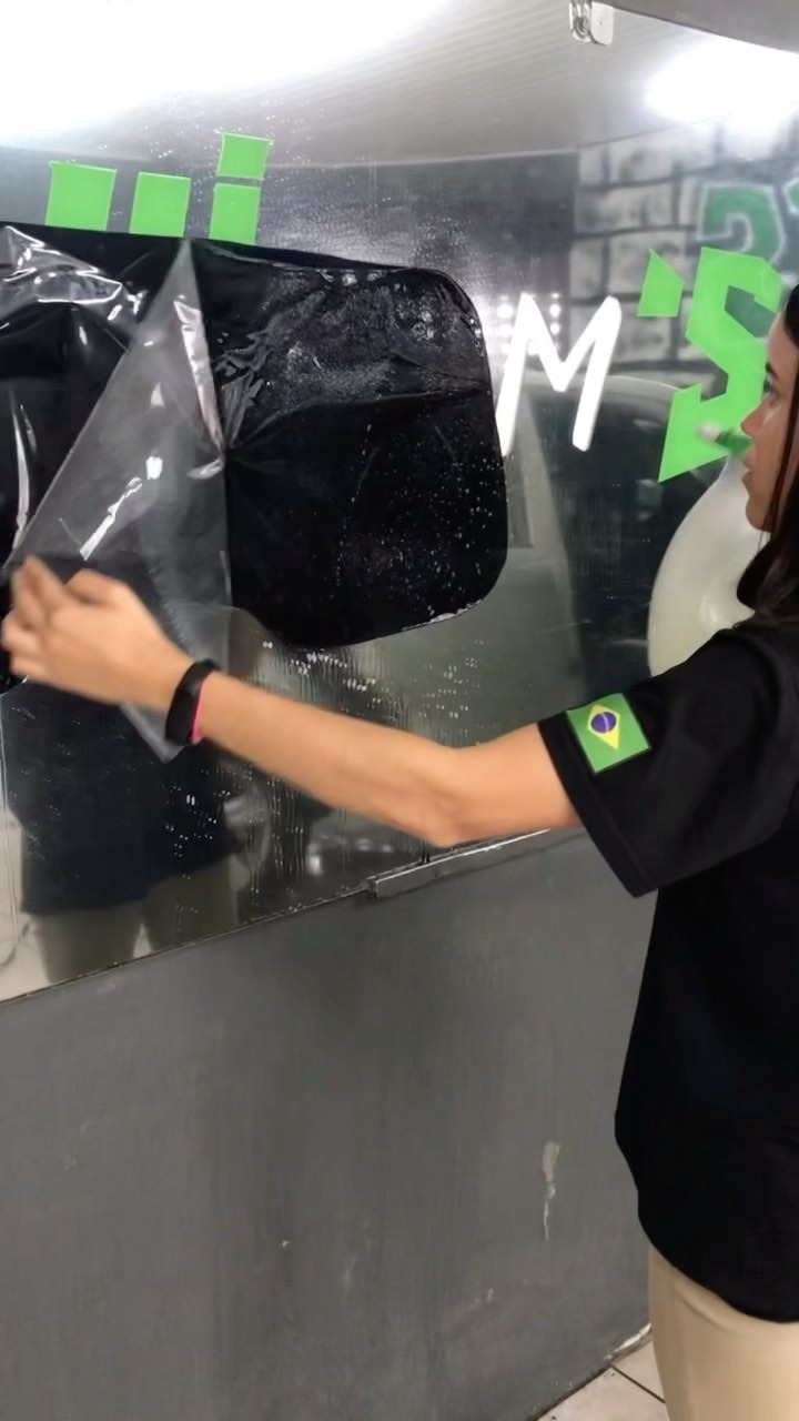 Aplicação de película automotiva pela equipe Kifilm's