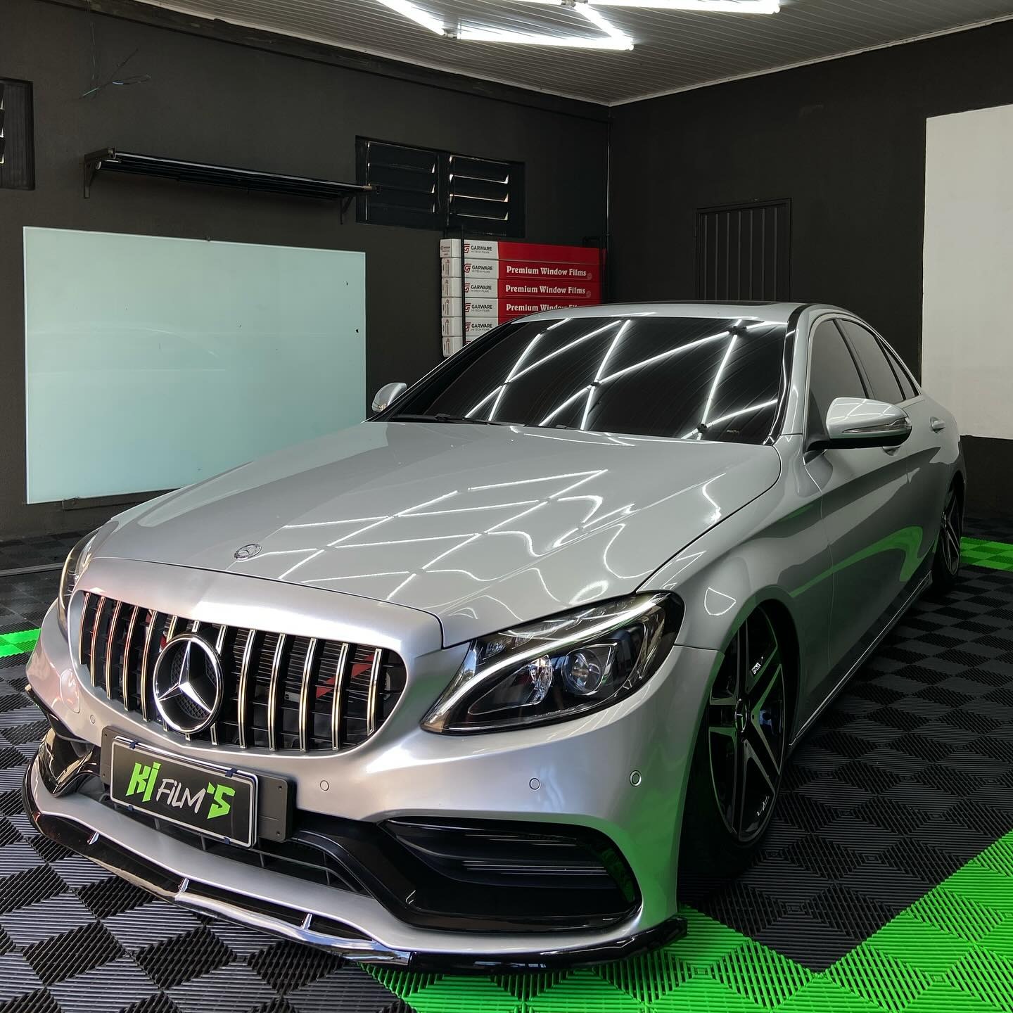 Mercedes-Benz prata com película instalada