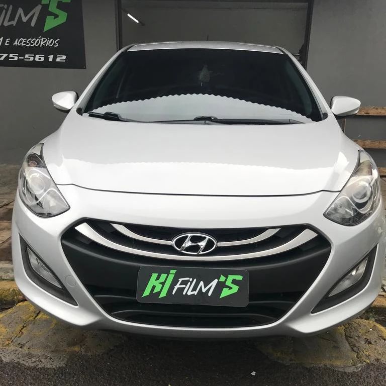 Hyundai i30 branco com placa Kifilm's